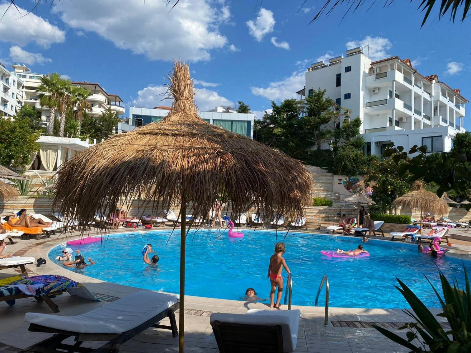 B&G Holiday Sarandë エクステリア 写真